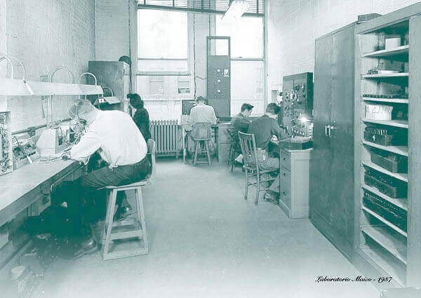Laboratorio di apparecchi acustici Maico anni 30.